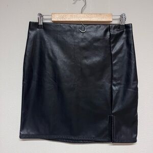 IRIS BLACK LEATHER SKIRT WITH SLIT. SIZE-L